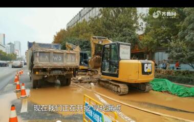 济南市儿童医院附近经十路自来水管道破裂 积水深近半米