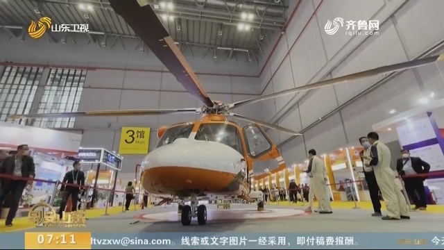 记者开上了价值1.35亿元的直升机