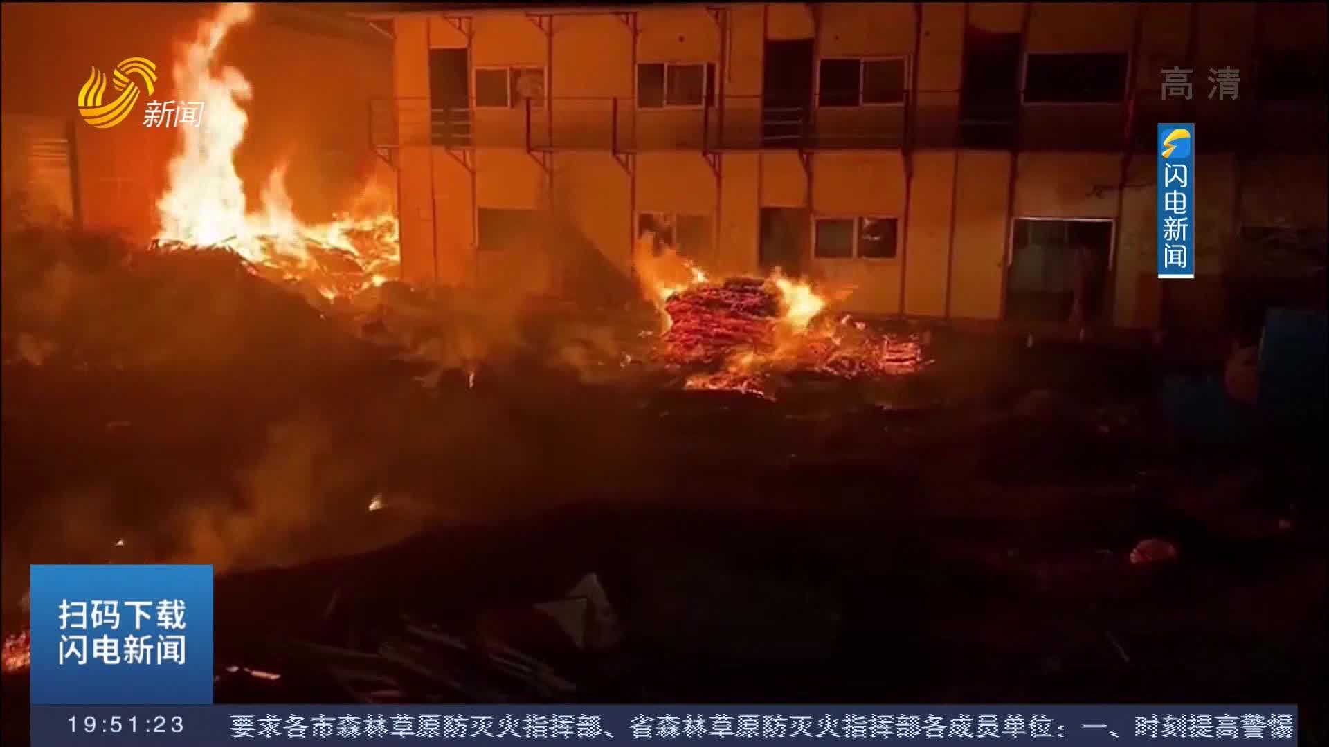 聊城：小区突发火情消防通道被占 居民合力抬车清路