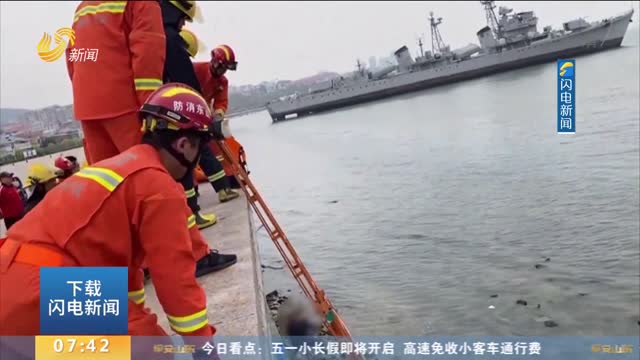 烟台莱山：男子赶海陷入险境 消防紧急救援
