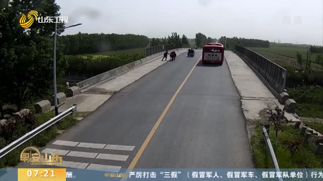 淄博：女子站桥边欲寻短见 公交司机携手乘客暖心救助