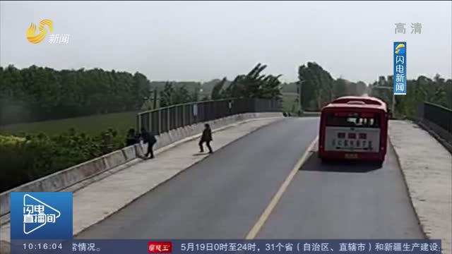 【身边正能量】淄博：女子站桥边欲寻短见 公交司机携手乘客暖心救助