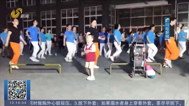 4岁小男孩领跳百人团广场舞 “魔性”摇摆感受一下