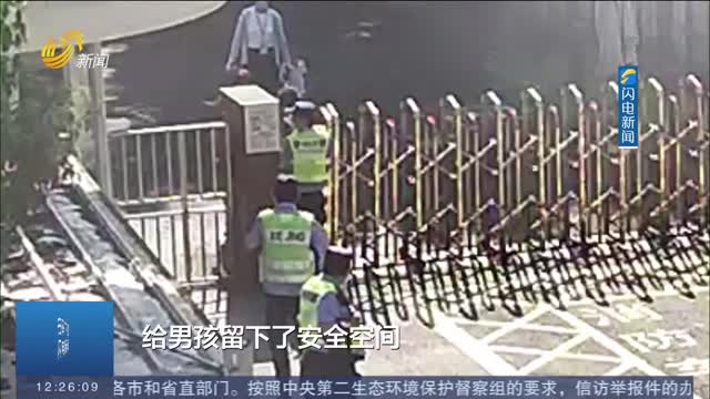 【闪电热搜榜】上海民警用半边身体为小男孩挡电动门 手脚被夹出印记