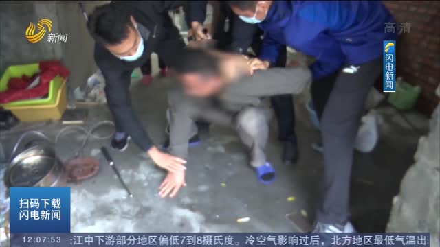 【闪电热播榜】记者跟警抓捕毒贩：破门而入发现“溜冰”工具 近40人被抓