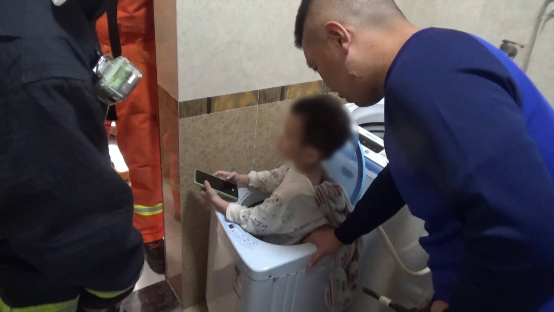 《應急在線》20211031：男童被卡洗衣機 消防員緊急救援