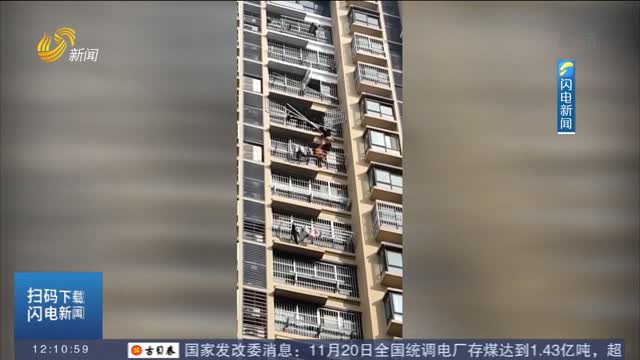 【闪电热播榜】惊险！8旬老人晒被褥意外坠落倒挂18楼