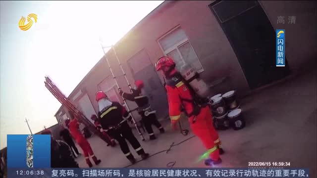 【闪电热播榜】男子房顶触电被困 东营消防20分钟紧急救援
