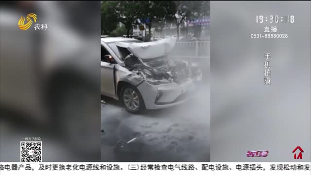 潍坊：轿车起火 环卫工“变身”消防员