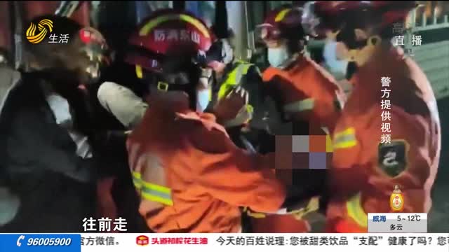 曹县：司机被卡昏迷 交警消防合力救援