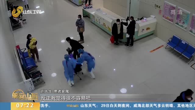 【第一现场】淄博：带病坚守岗位10天 儿科医生晕倒在门诊