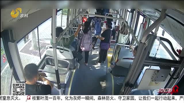 【群众“救在现场”】济南：乘客公交车内晕倒 众人合力救援暖人心