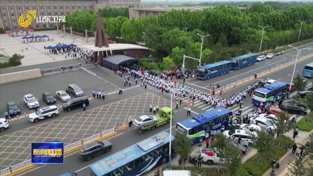  On the first day of college entrance examination, Shandong examinees chase their dreams