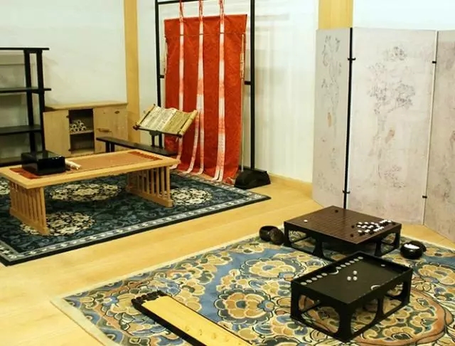 正仓院 日本奈良时代的仓库。在今奈良市。始建于8世纪后半叶。位置在东大寺大佛殿西北面。属于校仓造结构,即不用柱子,而是将三角形木材搭成#形并不断叠加的建筑样式。现存的正仓院全部为木构建筑,屋顶为四阿式,内分北仓、南仓和中仓。756年开始启用。 这一年,圣武天皇驾崩,光明皇后在举行49天的法会之后,将天皇日常用品及珍藏物品交东大寺保管,东大寺把这批遗物收入正仓院。
