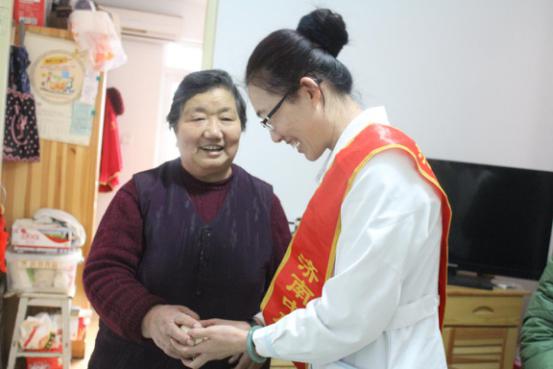 (济南中研护士长与程奶奶亲切的握手)