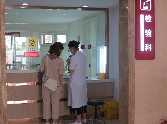 为此,青岛红房子妇科医院妇科实行"一患一医一诊室"的私密会诊,全方位