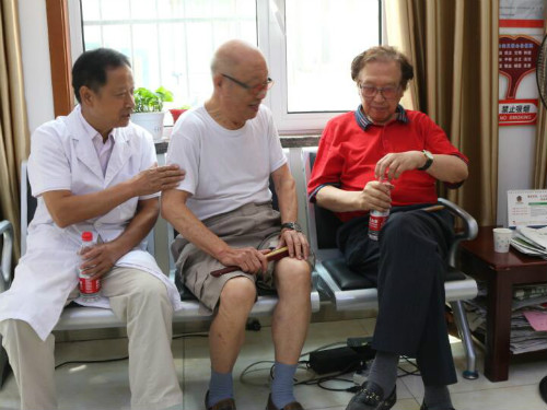 聚焦创城热点:济南九龙八旬老教授三伏天科普