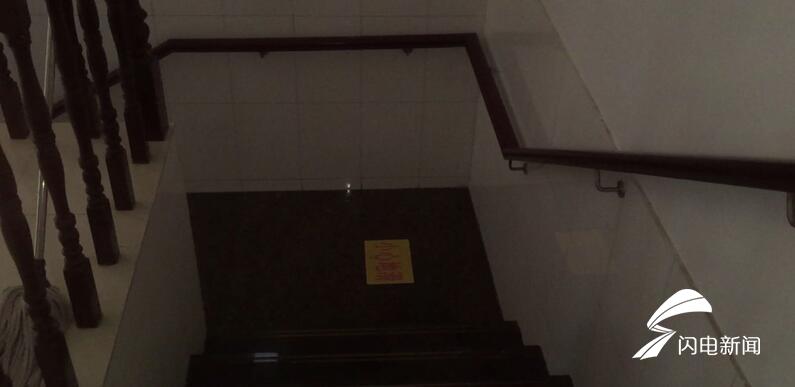 济南:男子饭店下楼梯摔倒身亡 朋友说不知道饭店称监控坏