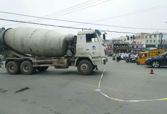 视频:菏泽杨庄路口电动车遭罐车碾压 两人当场死亡