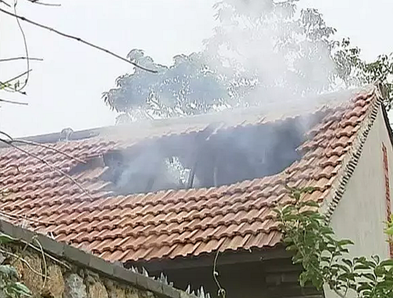 94秒|无人在家厨房突着火,龙口村民搬盆拎桶泼水灭火