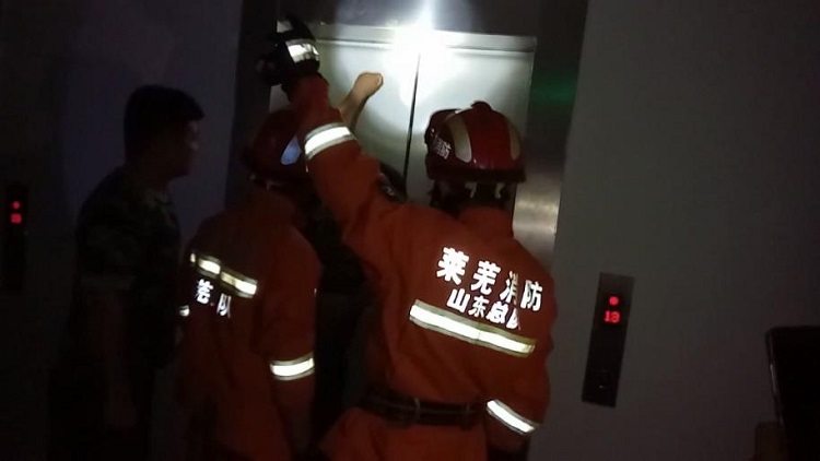 56秒丨莱芜男子三伏天深夜被困电梯 高温蒸至晕厥