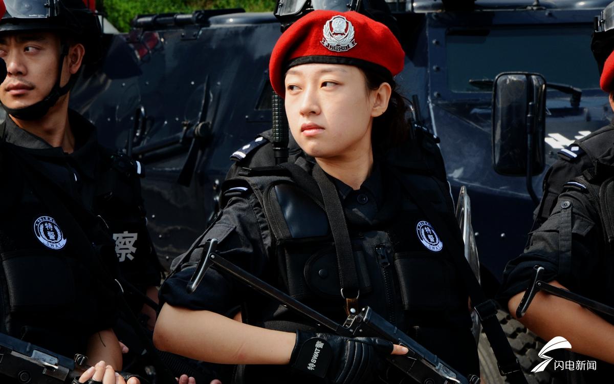 烈日下的女特警,据了解今天济南室外温度达35度以上,未来几天还将持续