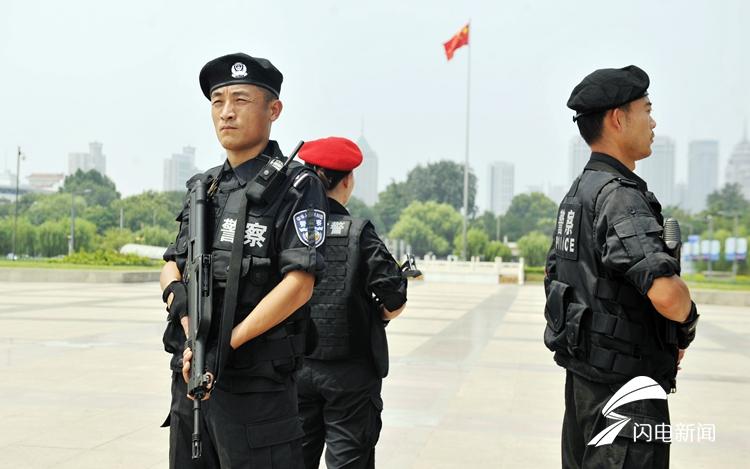 泉城广场上执勤的特警队员.