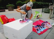 八旬老太济南卖手工鞋照顾患病老伴 靠手艺赚钱拒绝捐助