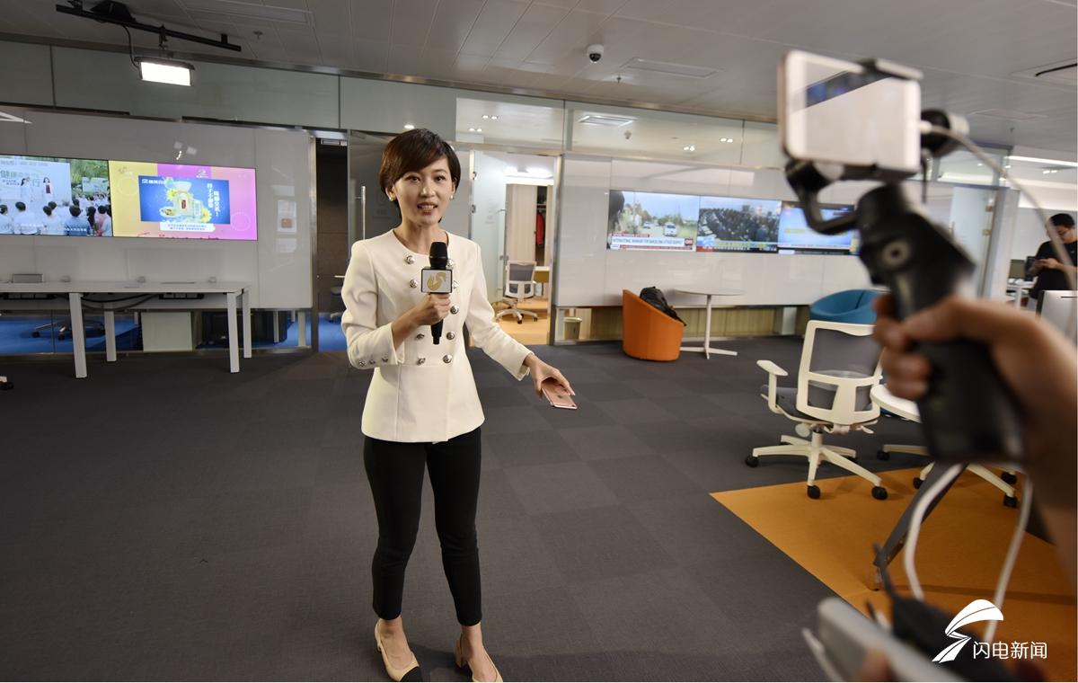 主持人尚菲菲在"中央厨房"内做闪电直播,为广大网友介绍新开张的"中央