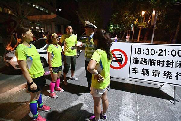 青岛道路分时限行避让暴走团 市民点赞人性化