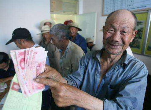 青岛确定特困人员救助标准 农村特困人员每月可拿990元