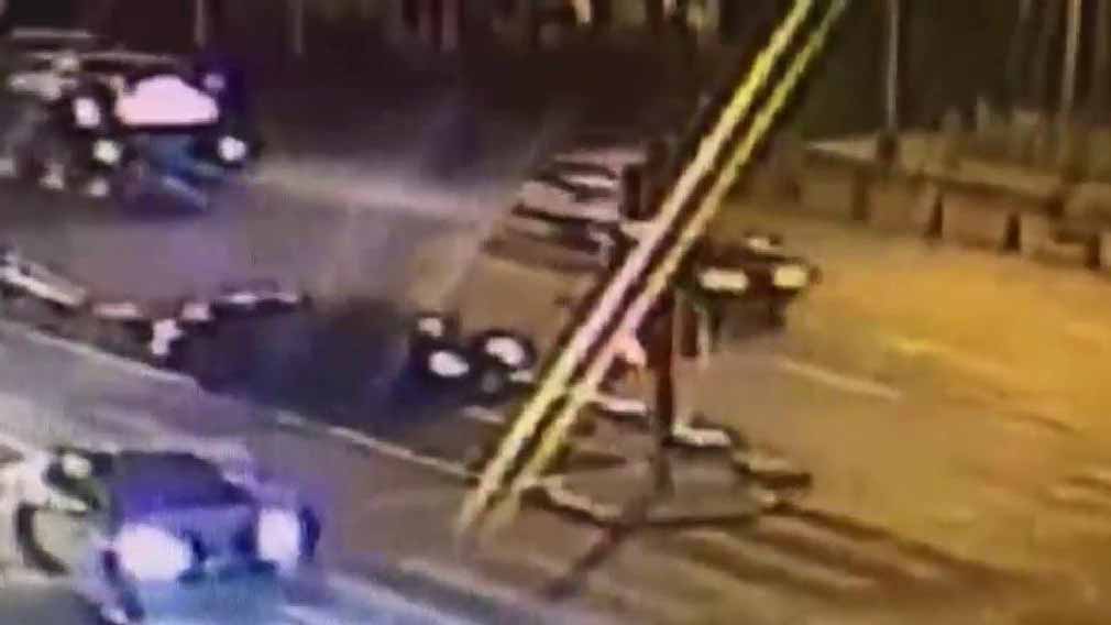 69秒｜济南一男子驾车突发疾病撞护栏 过路女护士跪玻璃碴抢救