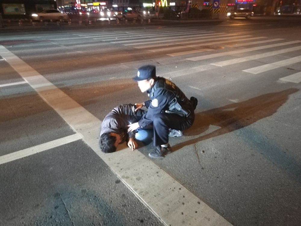 男子夜间昏迷倒在快车道,济南警察不顾车流现场守护