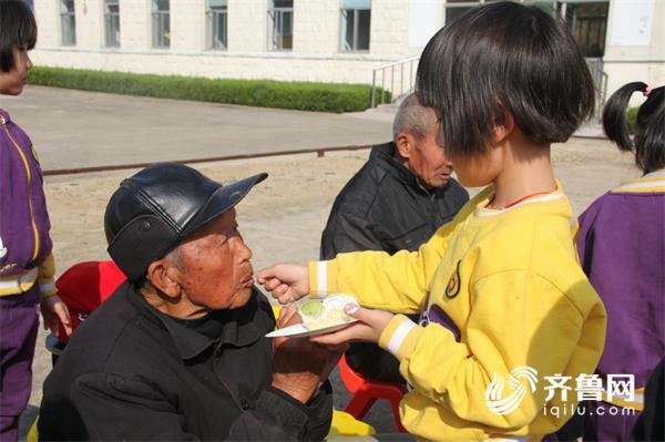 尊老爱老从娃娃抓起!威海小朋友走进敬老院慰问老人