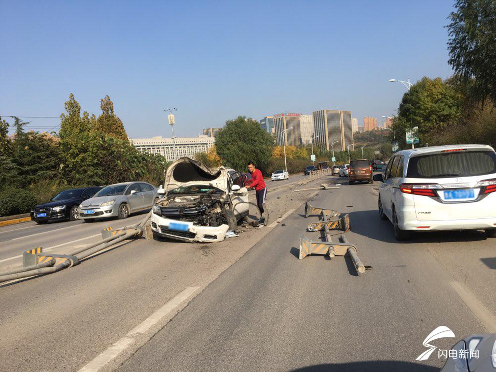 济南旅游路发生一起交通事故路中间隔离护栏被撞20米