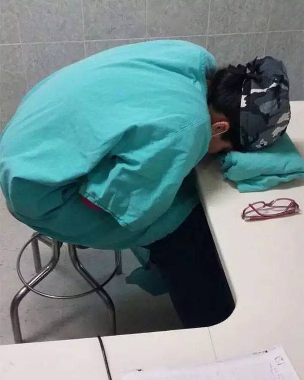 抗疫护士累倒的图片图片