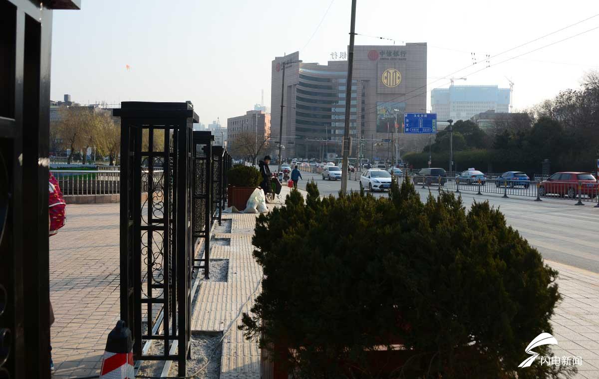 济南地标泉城广场升级西门伸缩门拆除还道于民