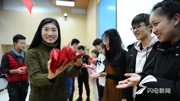 01、年级大会上，辅导员于露为学生发红包。米玥茹-摄.jpg