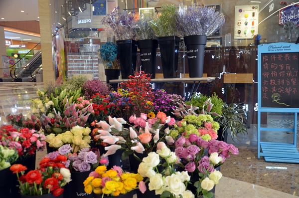 某花店门前摆满各式花束