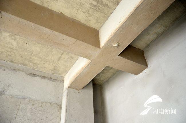 百平米楼房裸露9段横梁 河口居民称买到"奇葩房"