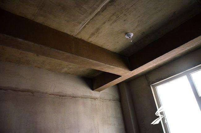 百平米楼房裸露9段横梁 河口居民称买到"奇葩房"