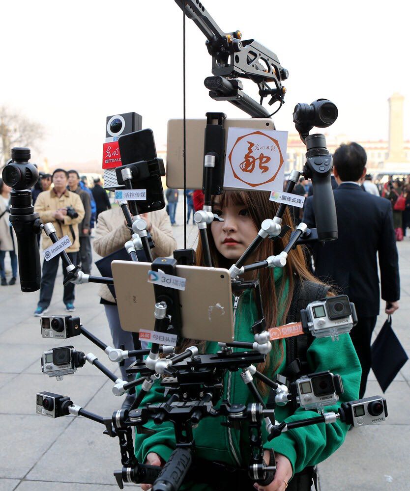 在全国政协市二届五次会议开幕式上,女记者变身"钢铁侠".