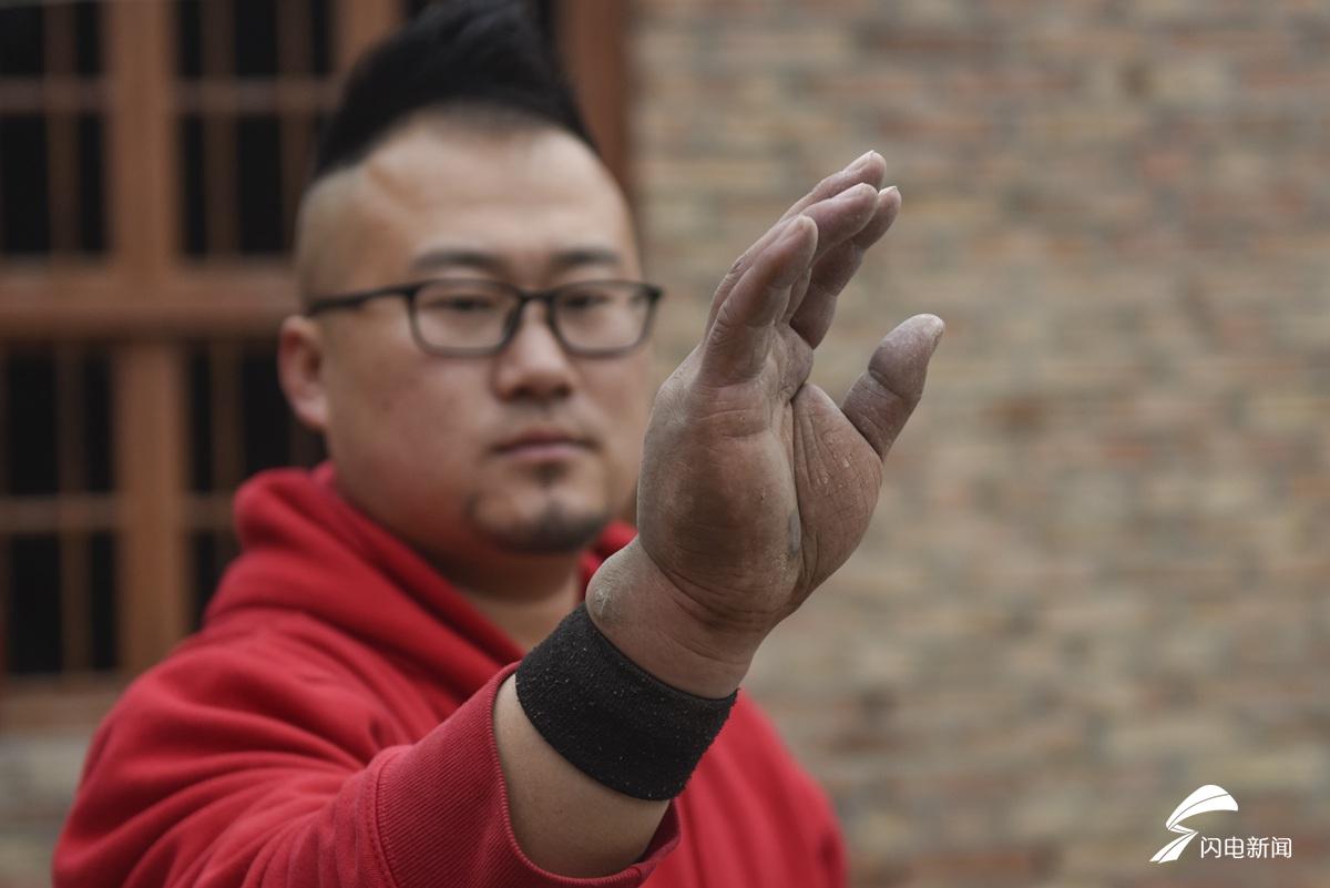 厉害90后农村小伙手掌厚7公分削砖如泥