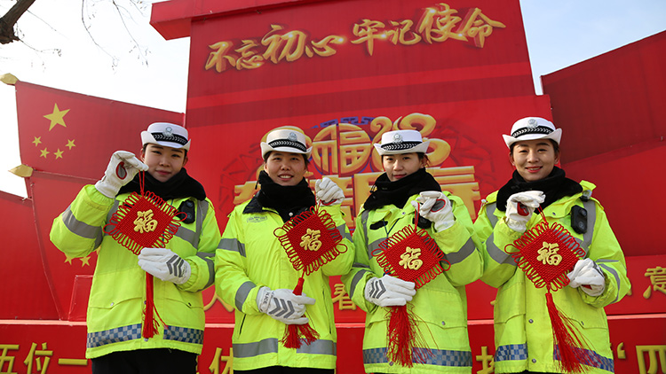 60秒丨拜年啦！德州交警警花警草祝您新春快樂 路暢民安