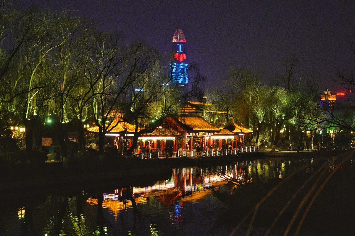 14秒|空中視角帶你看大明湖夜景,特色遊覽路線拿走不謝_濟南民生_濟南