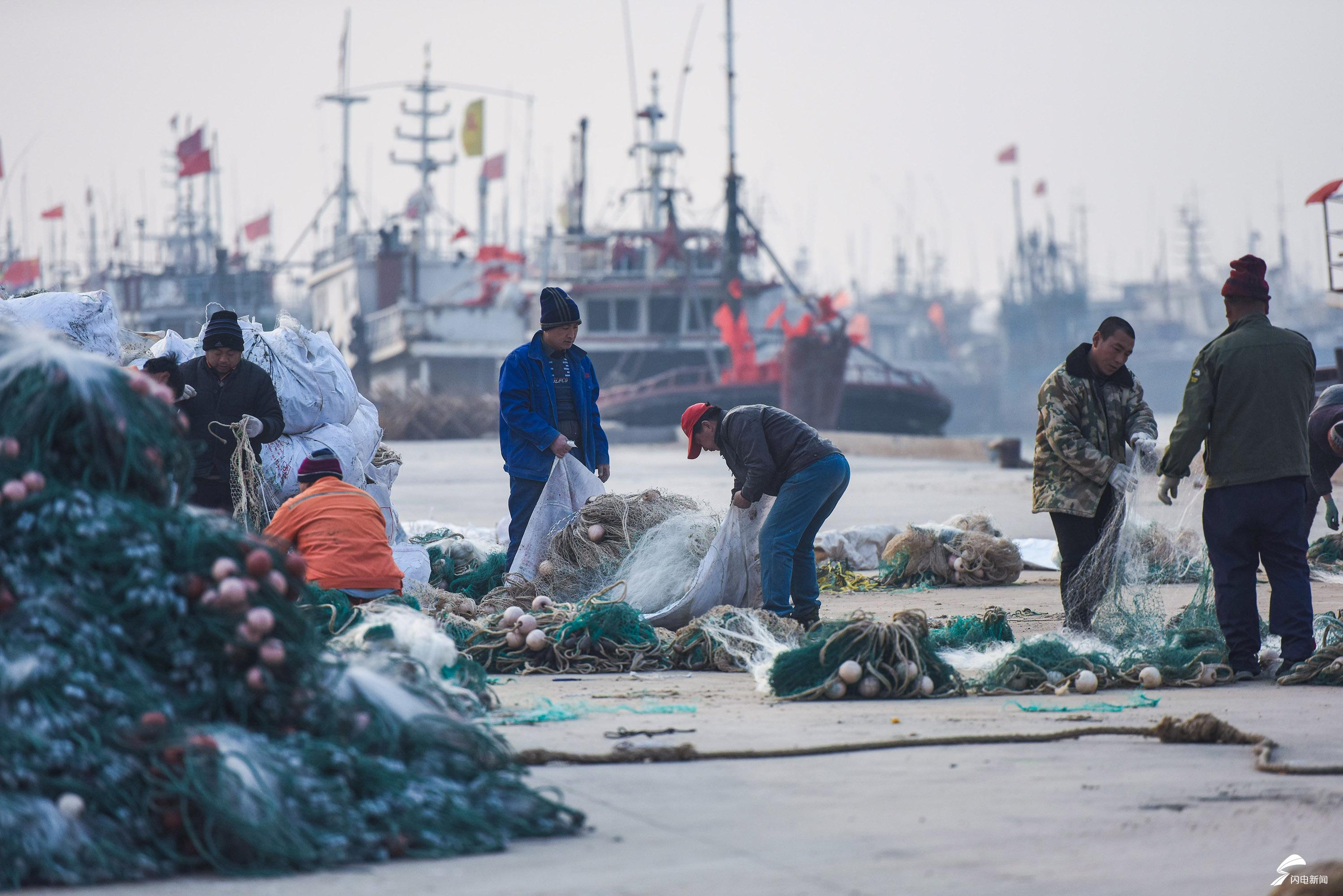 2月26日,山东省东营市,整备渔网准备出海的渔民1jpg