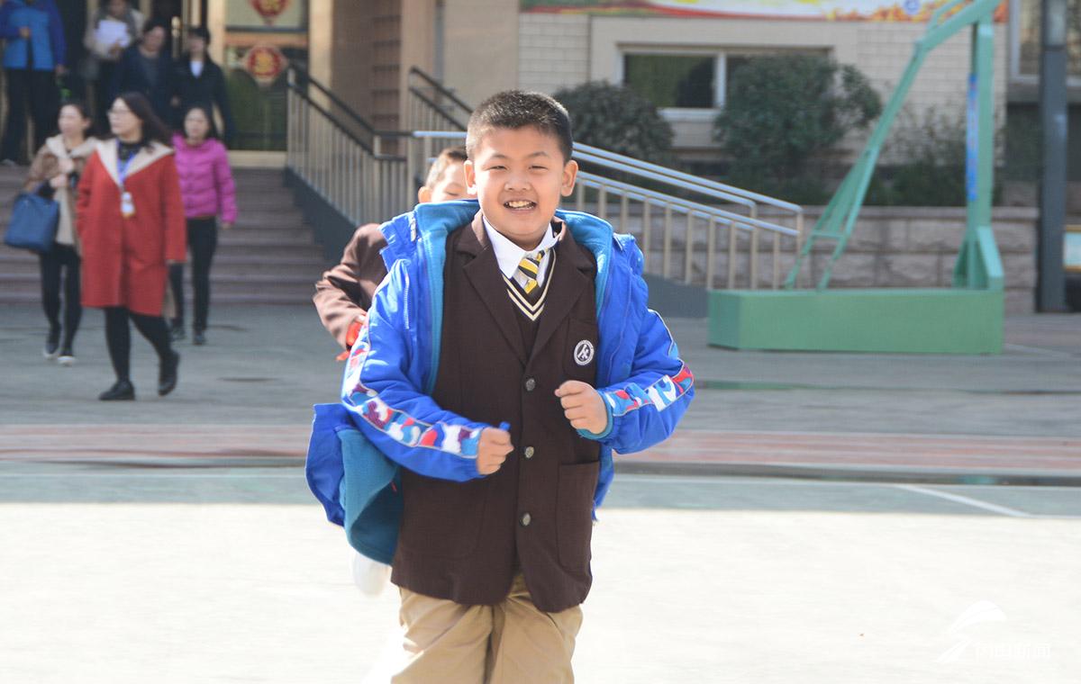 欢笑奔跑大笑济南小学生开学表情包上线