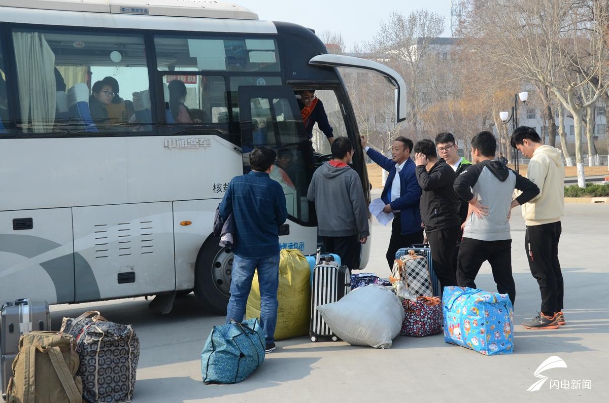 3月14日，大学生站在行李旁，等待支教分组。2.jpg