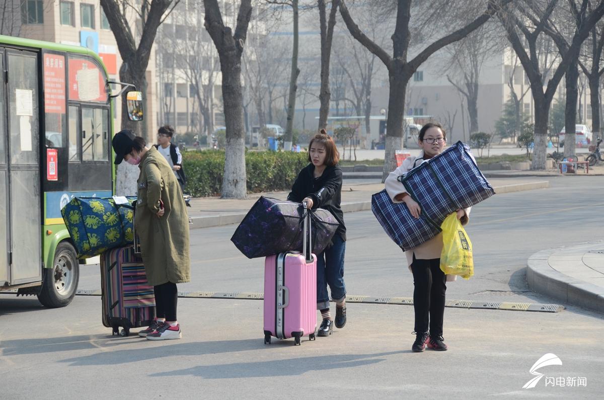 3月14日，大学生正在搬运行李，赴基层支教。1.jpg