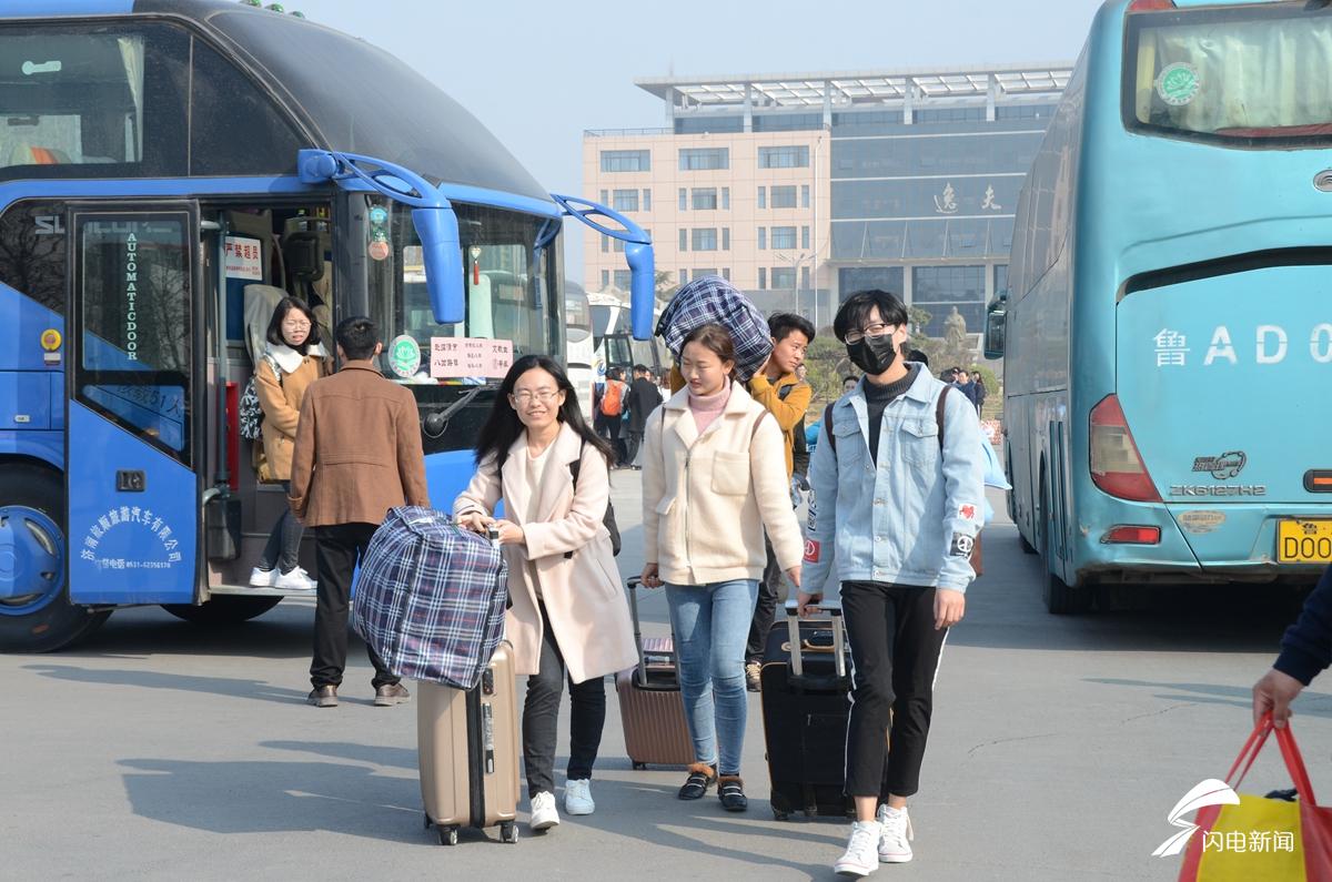 3月14日，大学生正在搬运行李，赴基层支教。2.jpg